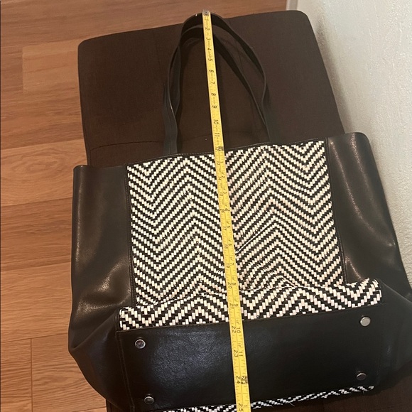 #0961+ Ashbury Woven Strip Black & White Chevron Tote Bag - Picture 5 of 13
